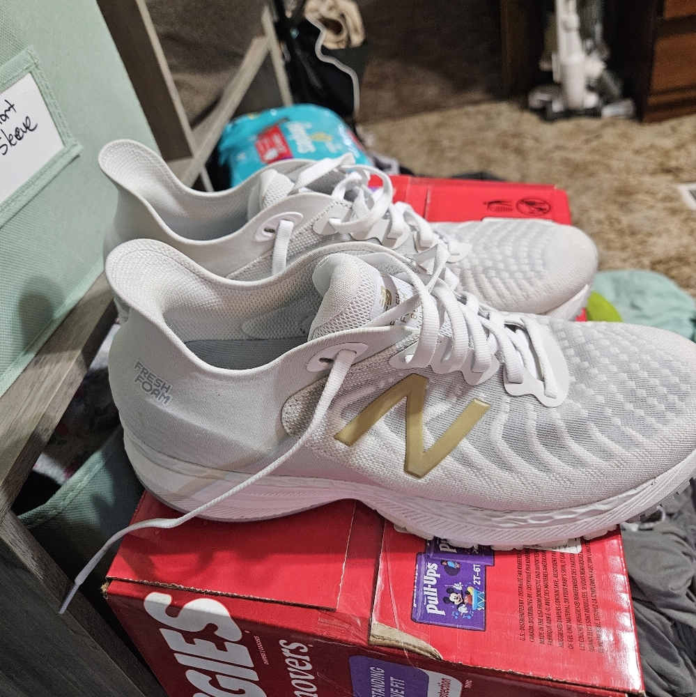 Women's new balance tennis shoes